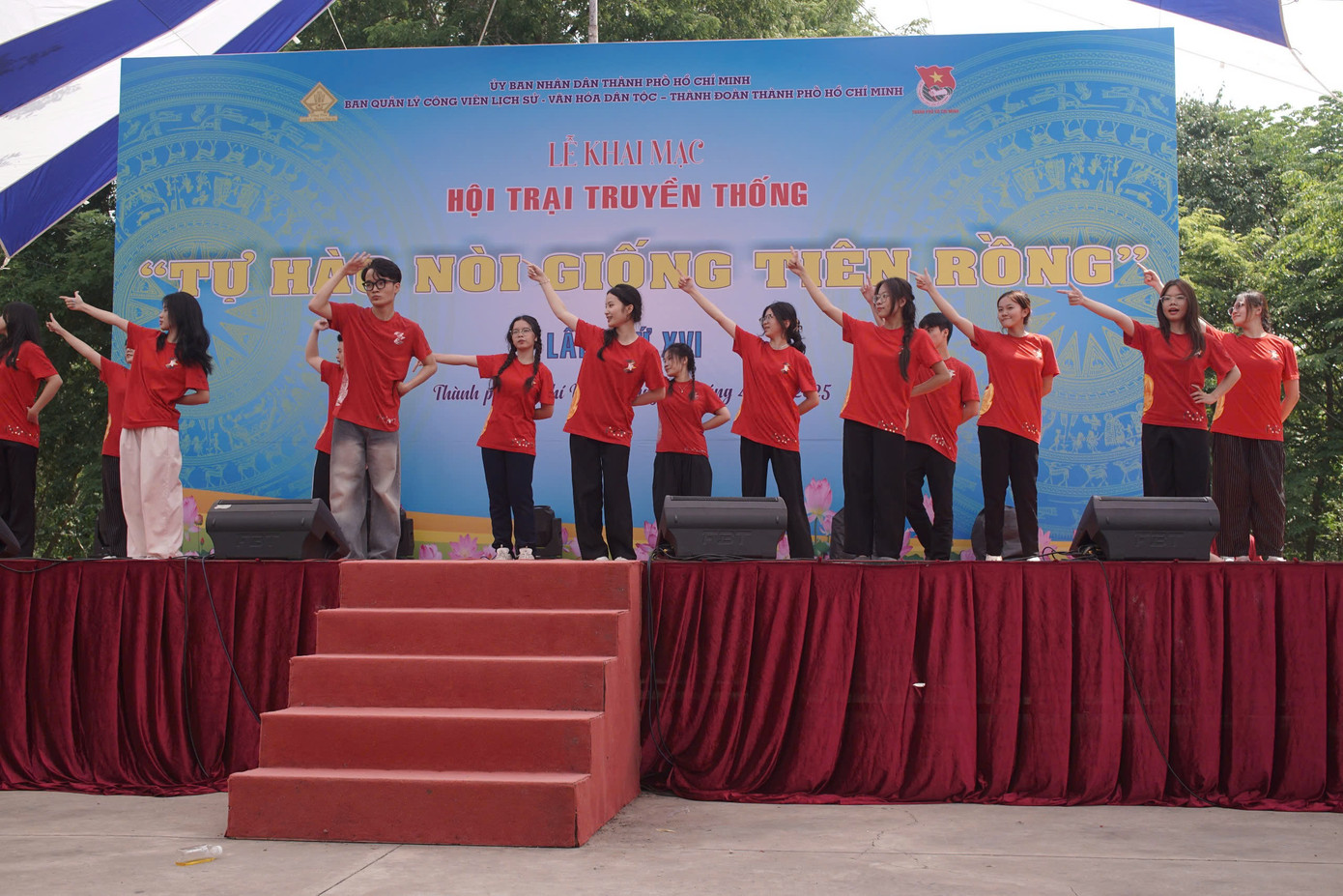 Các bạn sinh viên hưởng ứng phần thi nhảy flashmob. (Ảnh: Quản Thạnh) Các bạn sinh viên hưởng ứng phần thi nhảy flashmob. (Ảnh: Quản Thạnh)