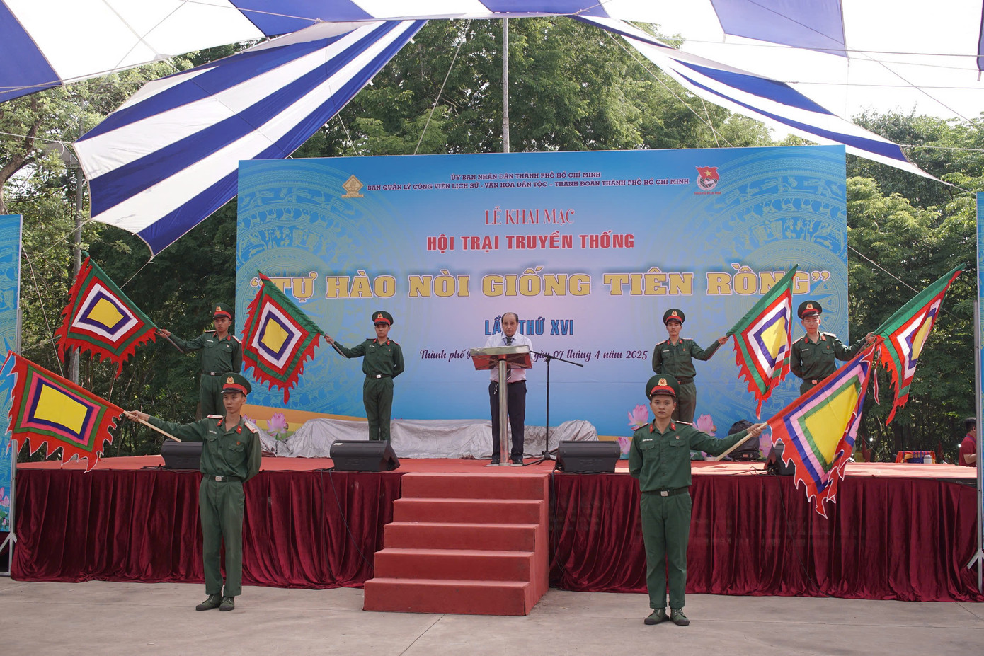 Ông Lê Tấn An - Trưởng Ban tổ chức phát biểu khai mạc Hội trại. (Ảnh: Quản Thạnh) Ông Lê Tấn An - Trưởng Ban tổ chức phát biểu khai mạc Hội trại. (Ảnh: Quản Thạnh)