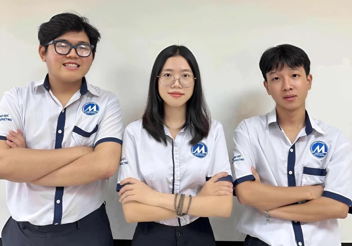 Chân dung ba thành viên của nhóm, lần lượt từ trái sang: Lý Vĩnh Nghi, Lâm Thảo My, Lê Khánh Hòa (trưởng nhóm). (Ảnh: NVCC) Chân dung ba thành viên của nhóm, lần lượt từ trái sang: Lý Vĩnh Nghi, Lâm Thảo My, Lê Khánh Hòa (trưởng nhóm). (Ảnh: NVCC)