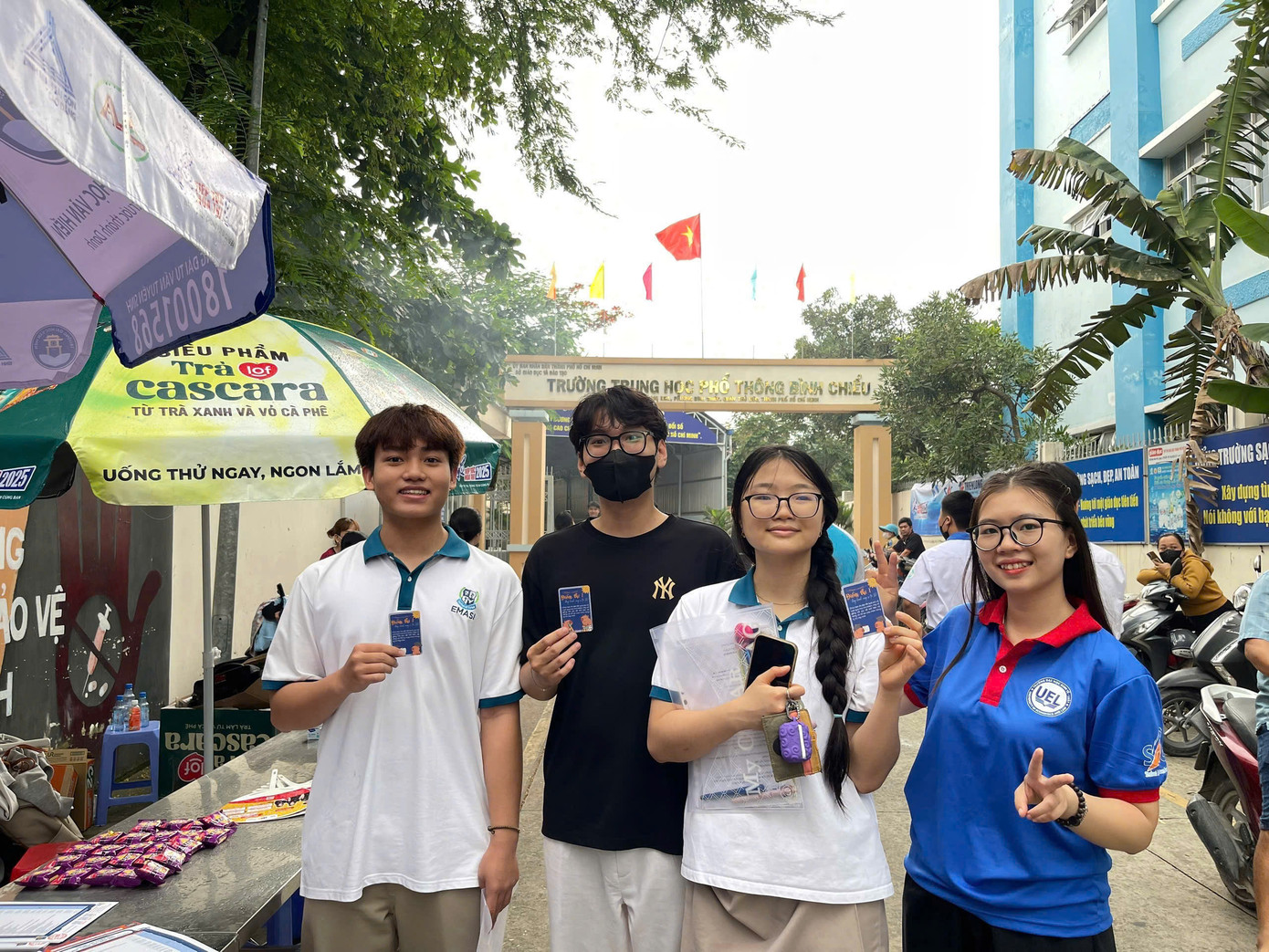 Các sĩ tử thích thú khi nhận được những tấm thiệp tiếp sức và những phần quà nhỏ ý nghĩa đến từ các tình nguyện viên. Các sĩ tử thích thú khi nhận được những tấm thiệp tiếp sức và những phần quà nhỏ ý nghĩa đến từ các tình nguyện viên.