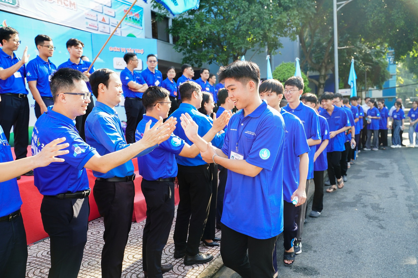 Sinh viên tình nguyện phấn khởi trước giờ lên đường. (Ảnh: ĐHBK)