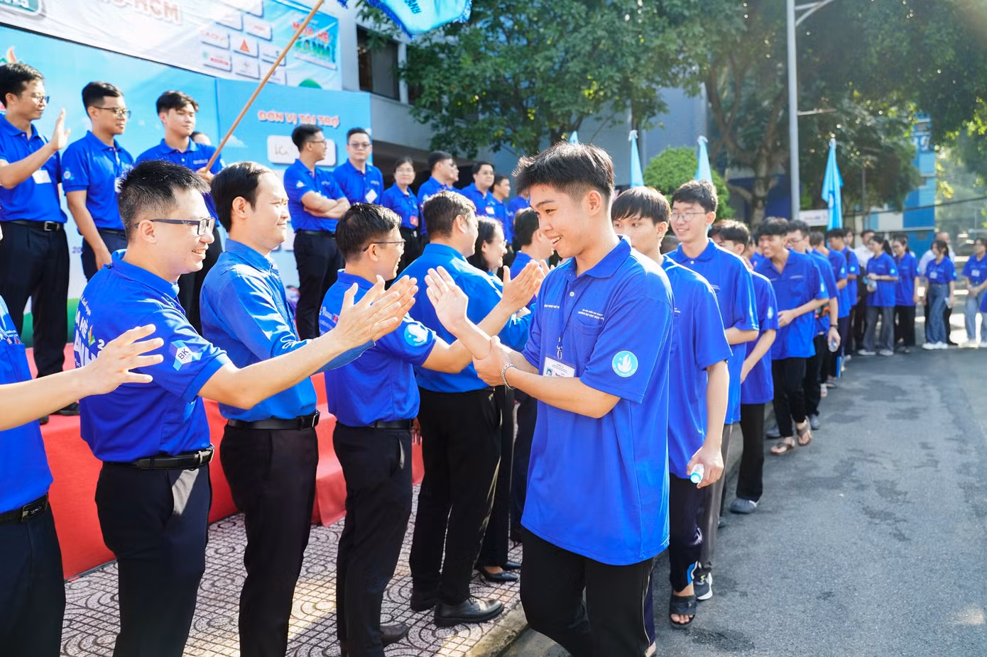 Sinh viên tình nguyện phấn khởi trước giờ lên đường. (Ảnh: ĐHBK) Sinh viên tình nguyện phấn khởi trước giờ lên đường. (Ảnh: ĐHBK)