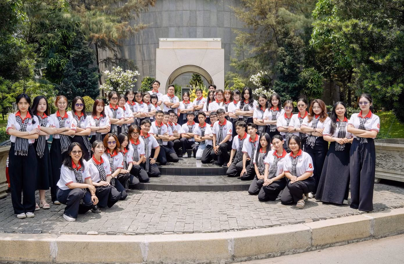 Đoàn đại biểu sinh viên trường ĐH Văn Lang tham gia 'Hành trình về miền Đất Tổ'.
