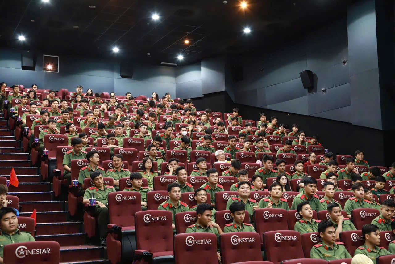 Sinh viên tham gia hoạt động chiếu phim Địa đạo. (Ảnh: Tuổi trẻ Lá Trung Quân)