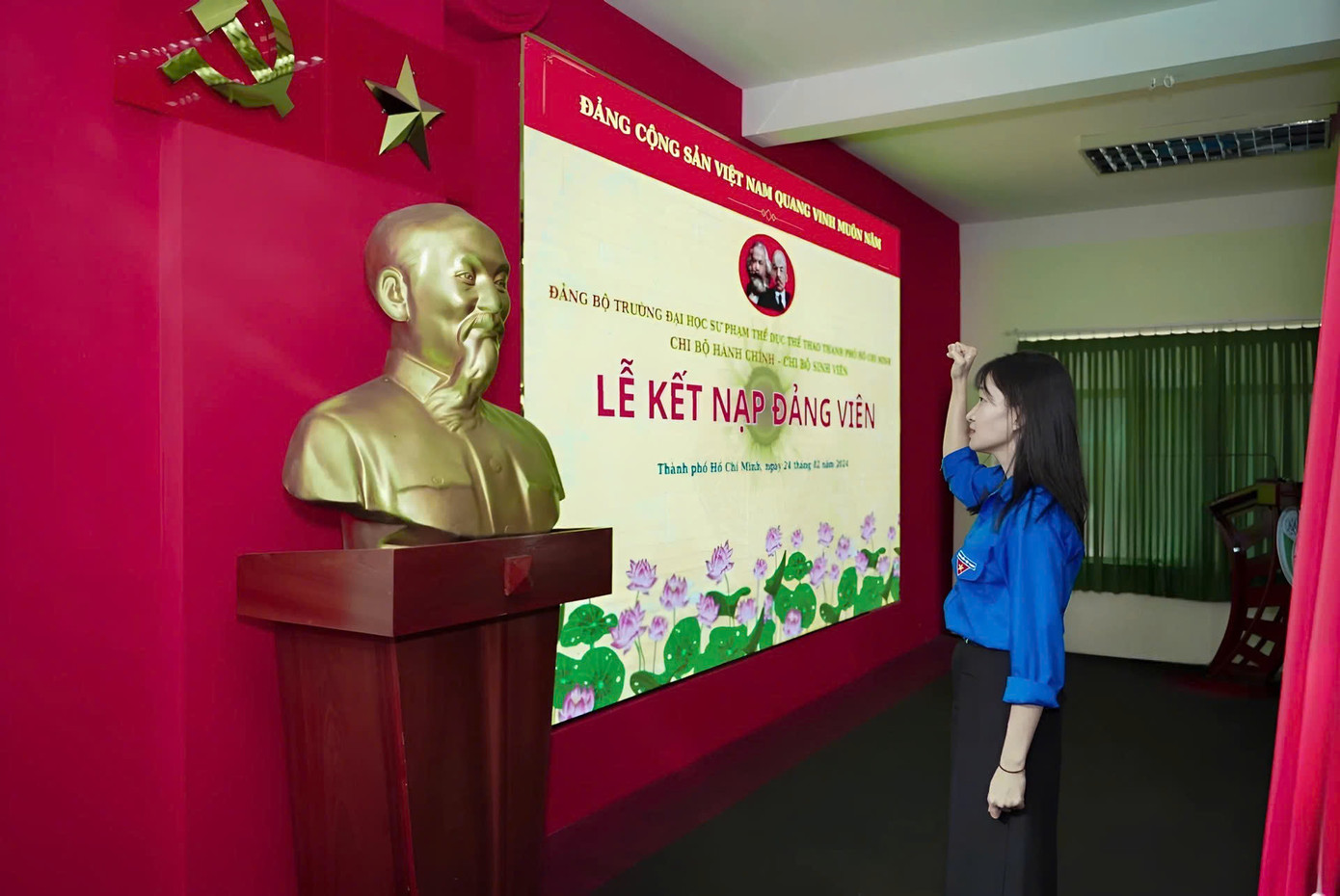 Nguyễn Kim Hậu trong lễ kết nạp Đảng. Nguyễn Kim Hậu trong lễ kết nạp Đảng.