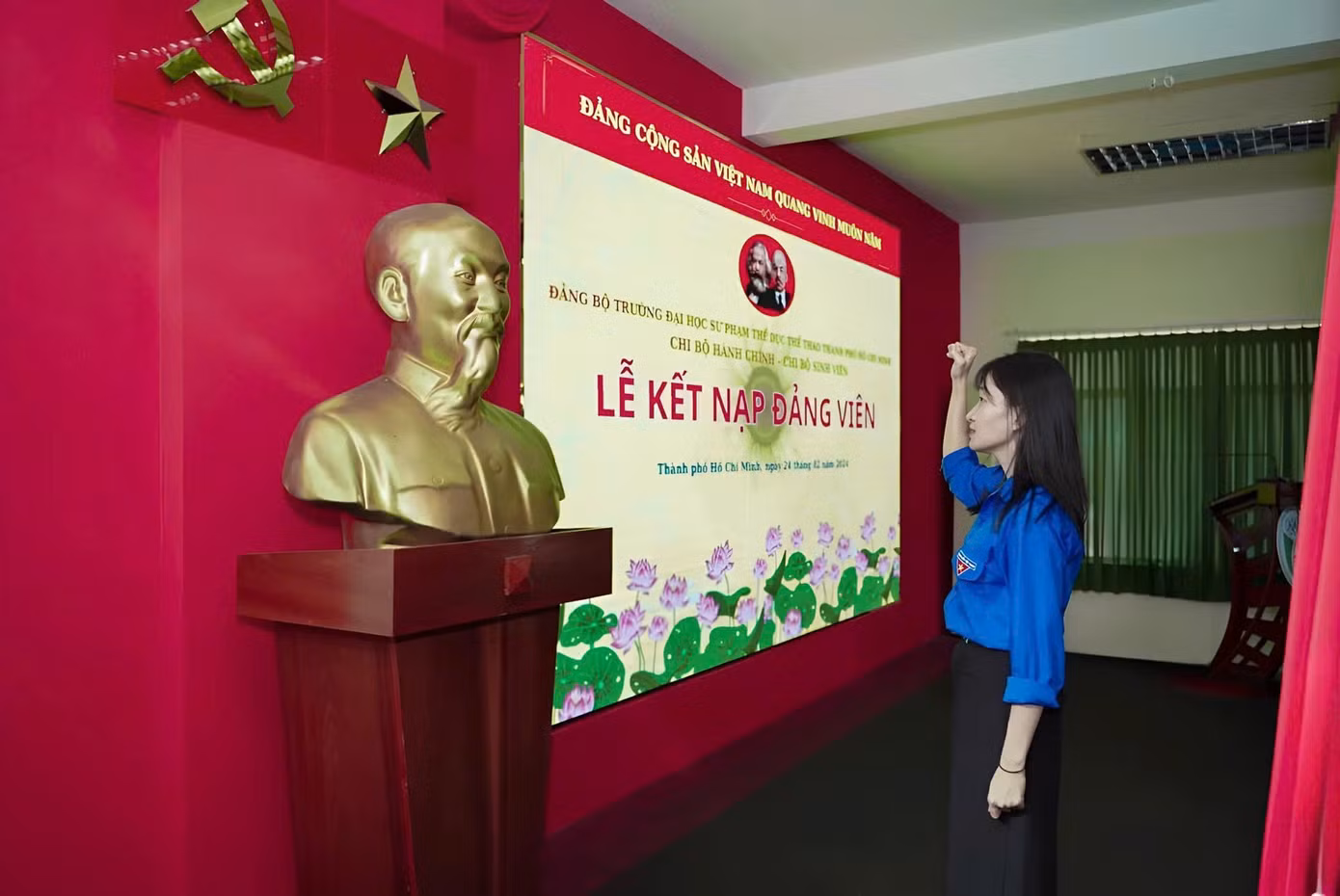 Nguyễn Kim Hậu trong lễ kết nạp Đảng.