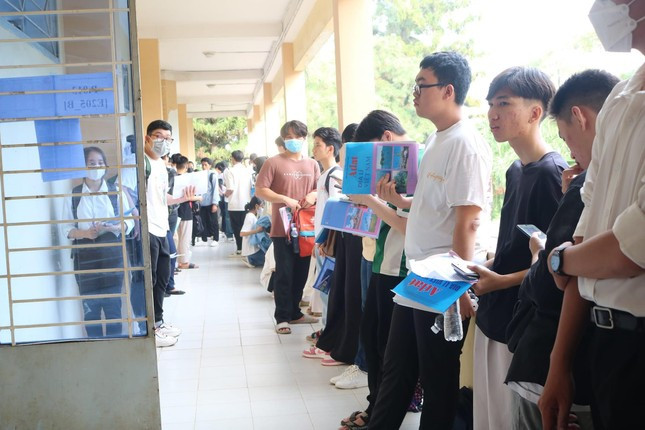 Thí sinh dự thi Kỳ thi Đánh giá năng lực do ĐHQG TP. HCM tổ chức năm 2024. Thí sinh dự thi Kỳ thi Đánh giá năng lực do ĐHQG TP. HCM tổ chức năm 2024.