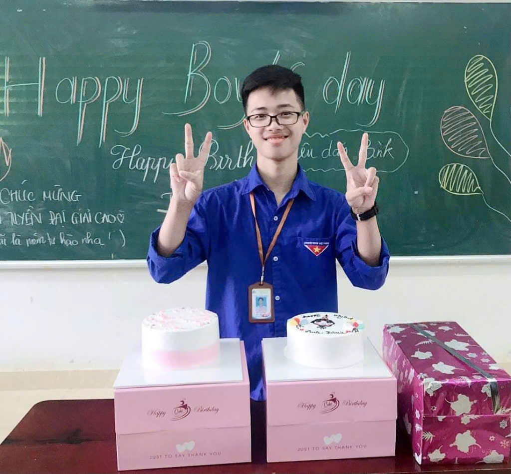 Bình còn tích cực tham gia các hoạt động của lớp.