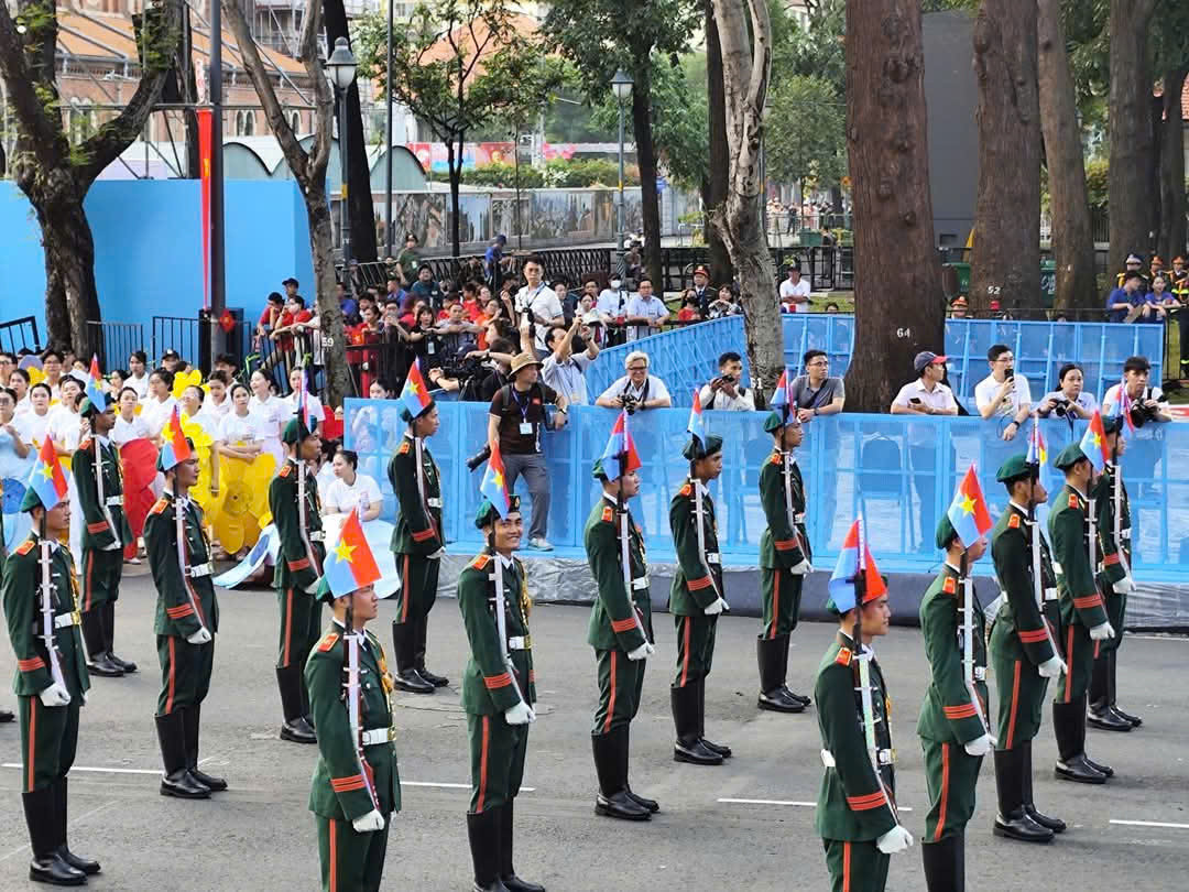 Không khí buổi tổng duyệt rộn ràng.