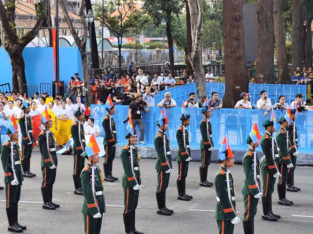 Không khí buổi tổng duyệt rộn ràng.
