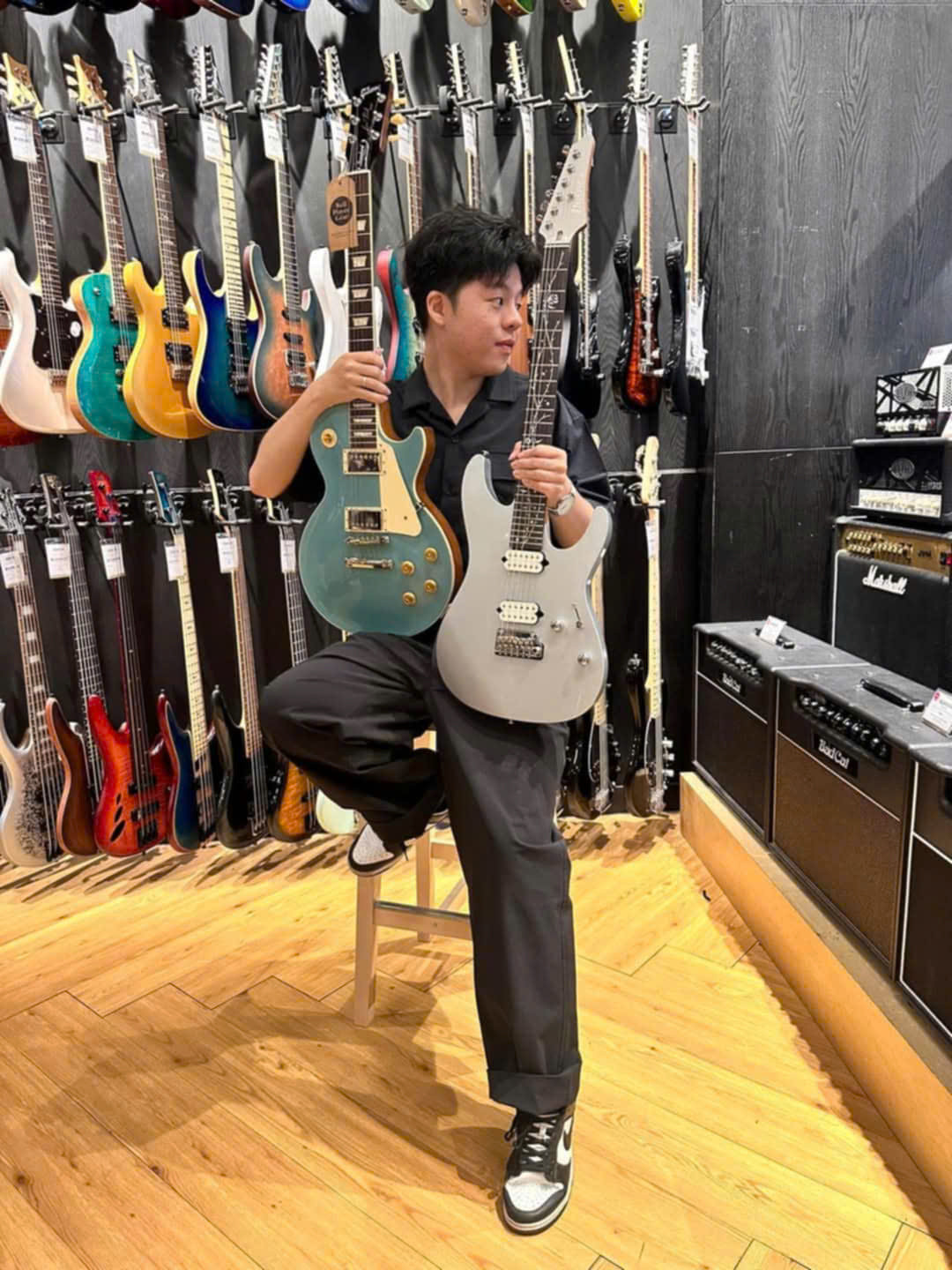 Đàn guitar đã trở thành một phần không thể thiếu đối với Anh Huy. (Ảnh: NVCC)