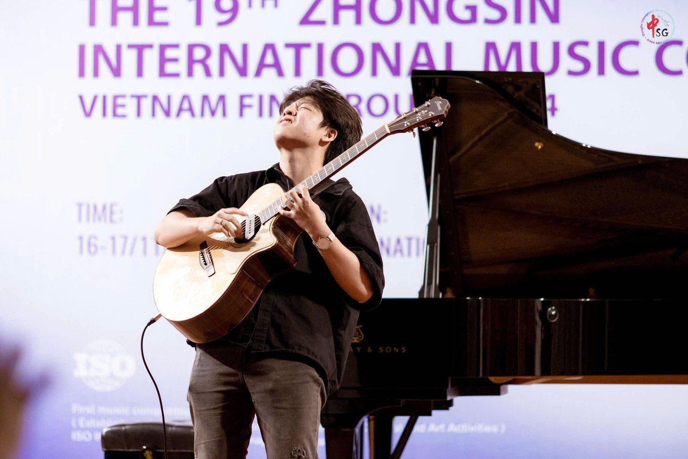 Anh Huy biểu diễn trong cuộc thi Âm nhạc Quốc tế Trung Quốc – Singapore lần thứ 19. (Ảnh: NVCC)