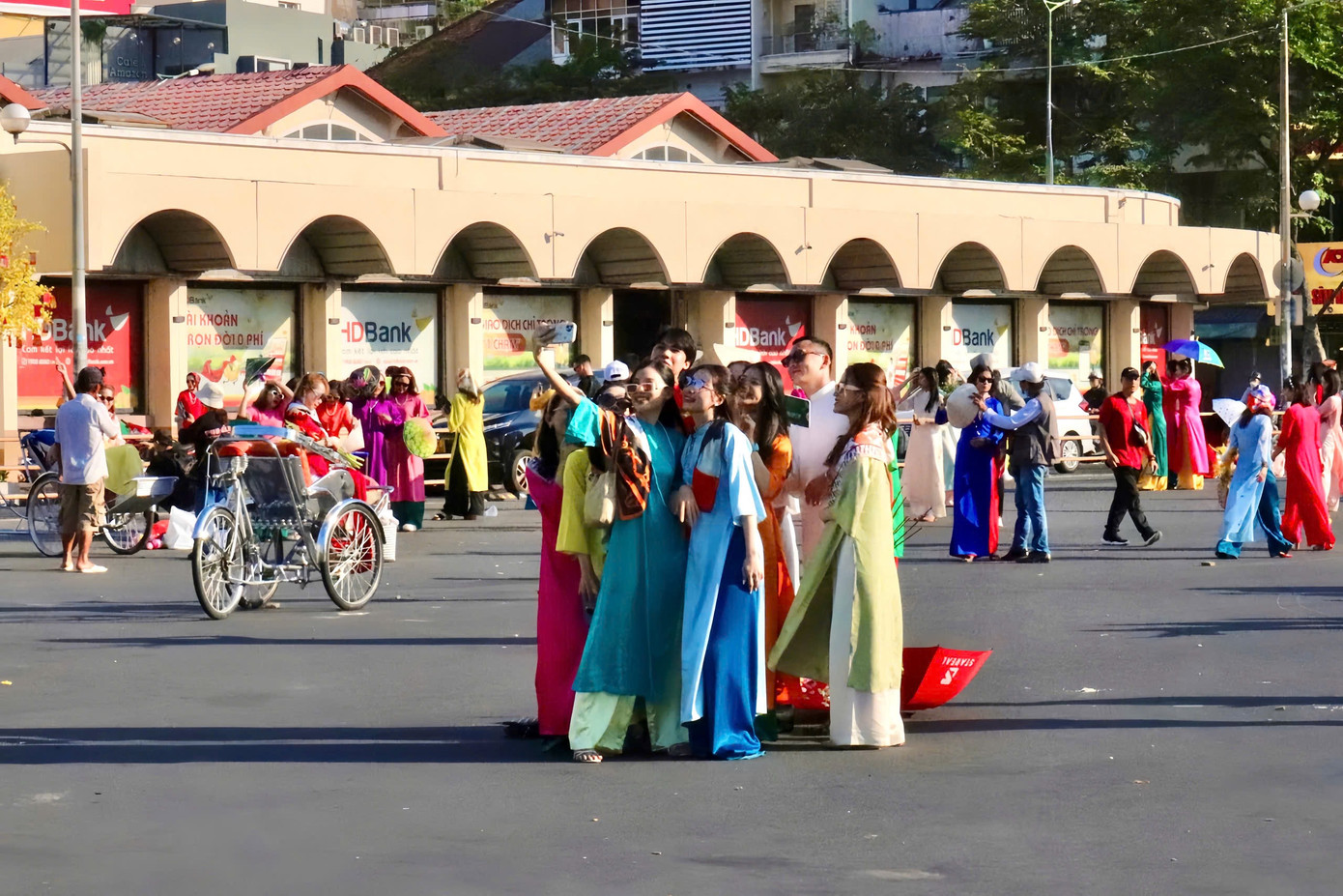 Chợ Bến Thành luôn là địa điểm thu hút các bạn trẻ tại TP. HCM đến check-in vào dịp Tết Nguyên đán. Chợ Bến Thành luôn là địa điểm thu hút các bạn trẻ tại TP. HCM đến check-in vào dịp Tết Nguyên đán.