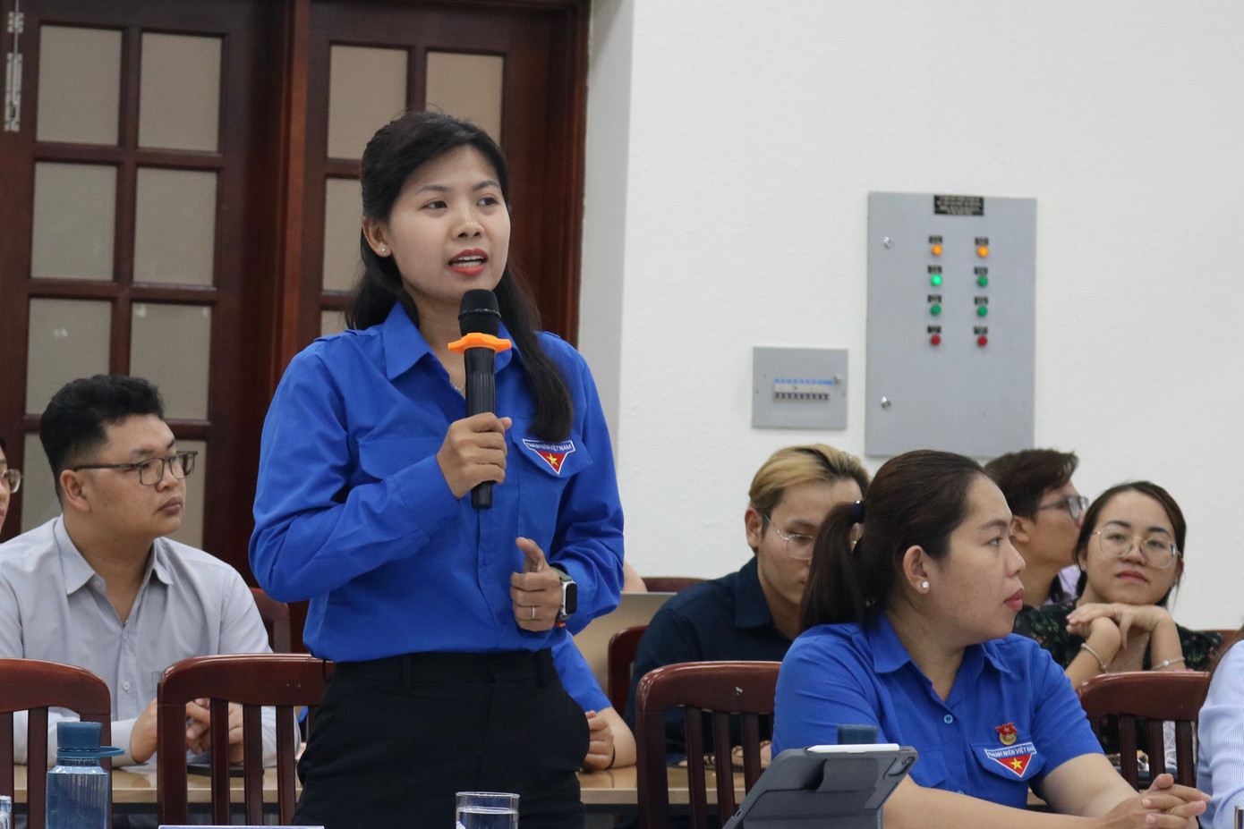 Chị Trịnh Lê Như Thảo đặt câu hỏi tại Diễn đàn.