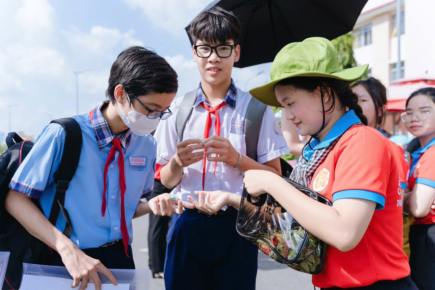 Hoạt động 'Tiếp sức mùa thi' cũng là một trong những hoạt động nổi bật của chiến sĩ tình nguyện 'Hoa phượng Đỏ'. (Ảnh: TLTĐ) Hoạt động 'Tiếp sức mùa thi' cũng là một trong những hoạt động nổi bật của chiến sĩ tình nguyện 'Hoa phượng Đỏ'. (Ảnh: TLTĐ)