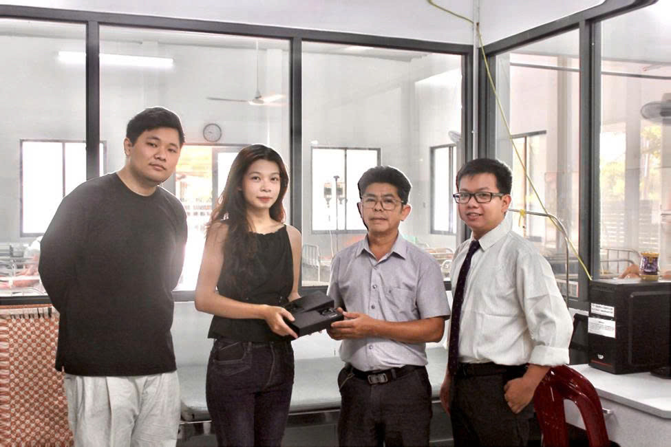 Nhóm 4D trao tặng Bộ khớp đa năng tại bệnh viện Bến Sắn.