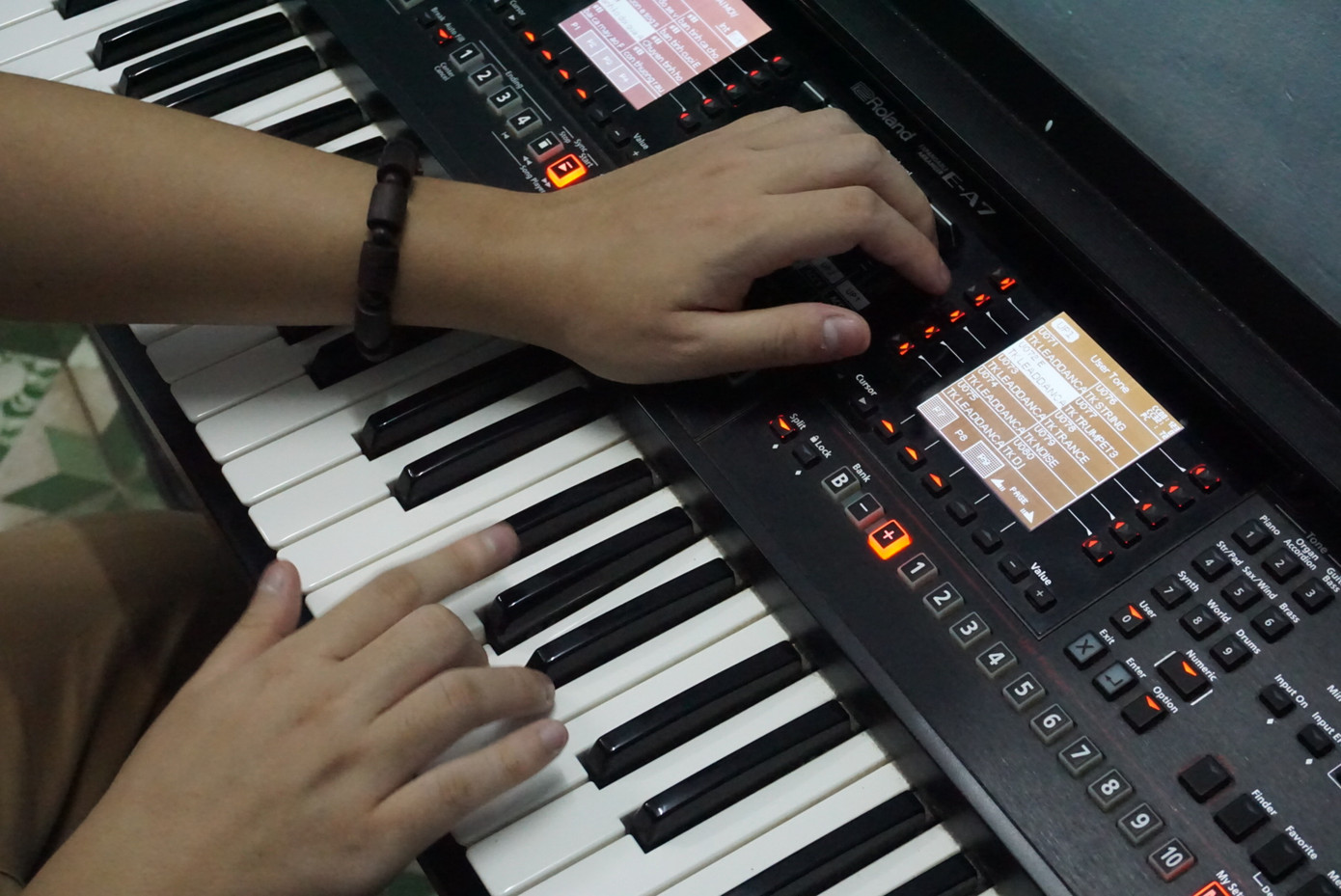 Mỗi ngày San chơi đàn 3 - 4 tiếng và đã duy trì thói quen này được hơn 15 năm. Mỗi ngày San chơi đàn 3 - 4 tiếng và đã duy trì thói quen này được hơn 15 năm.