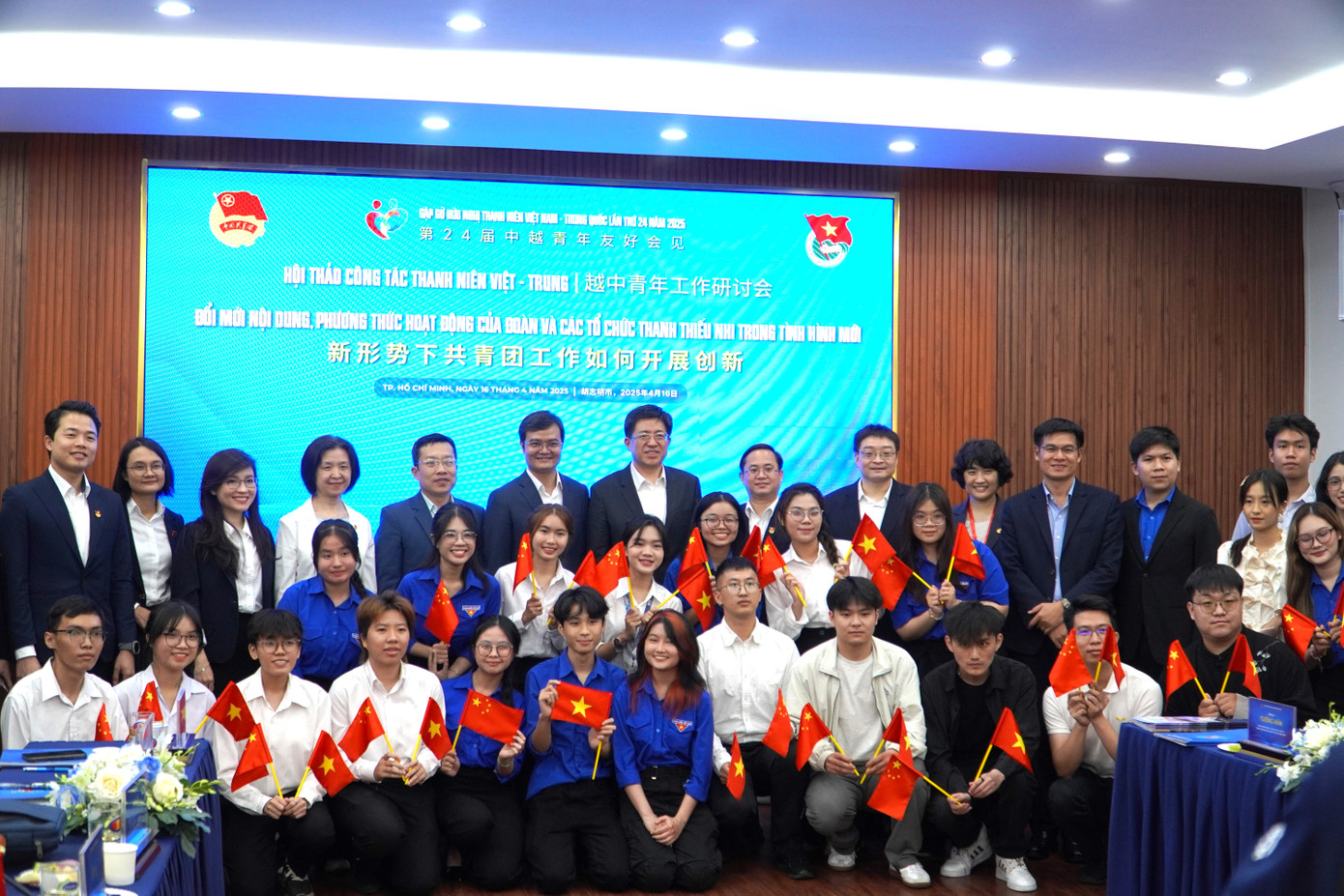 Các bạn sinh viên hai nước chụp hình cùng đoàn đại biểu tham dự Hội thảo. (Ảnh: Hà Chi) Các bạn sinh viên hai nước chụp hình cùng đoàn đại biểu tham dự Hội thảo. (Ảnh: Hà Chi)