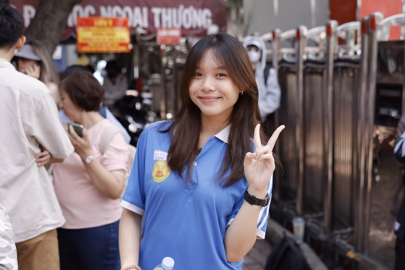 Một thí sinh hào hứng sau khi kết thúc môn thi Đánh giá năng lực lần 2.
