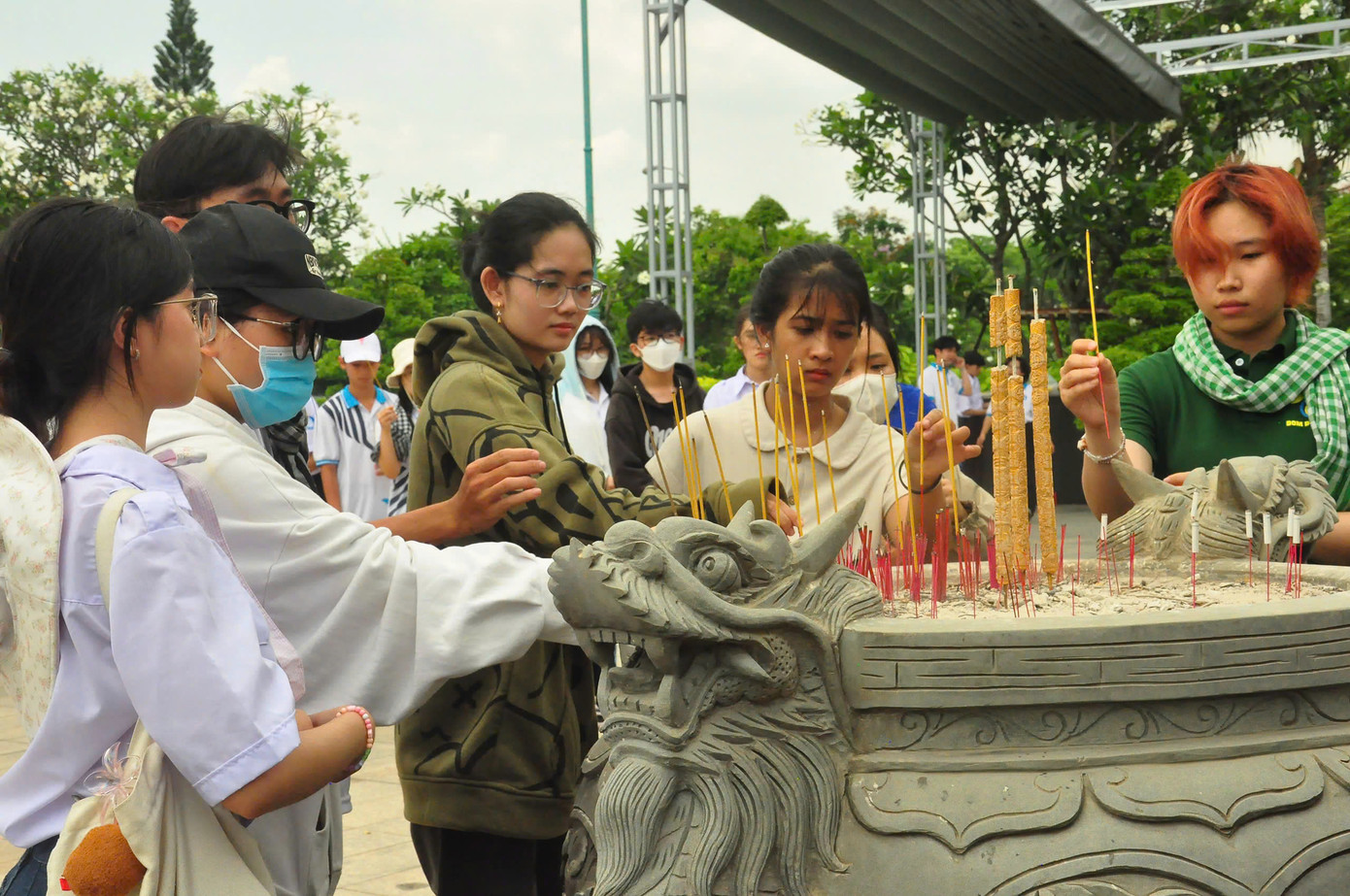 Các bạn sinh viên lần lượt dâng hương các Anh hùng liệt sĩ. Các bạn sinh viên lần lượt dâng hương các Anh hùng liệt sĩ.