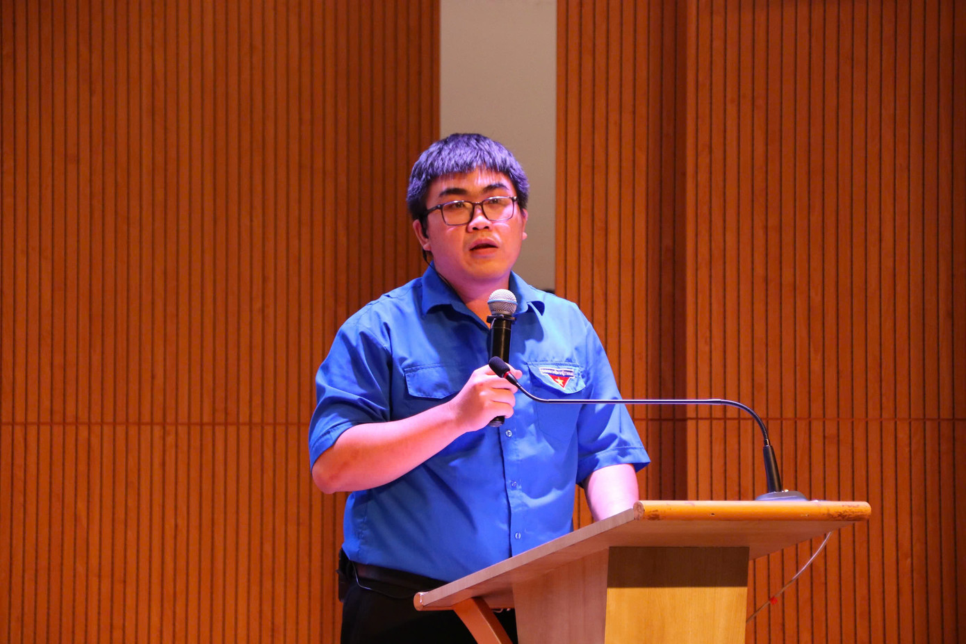 Anh Phạm Lê Minh Khang thông tin về tình hình công tác Đoàn - Hội trong học kỳ I.