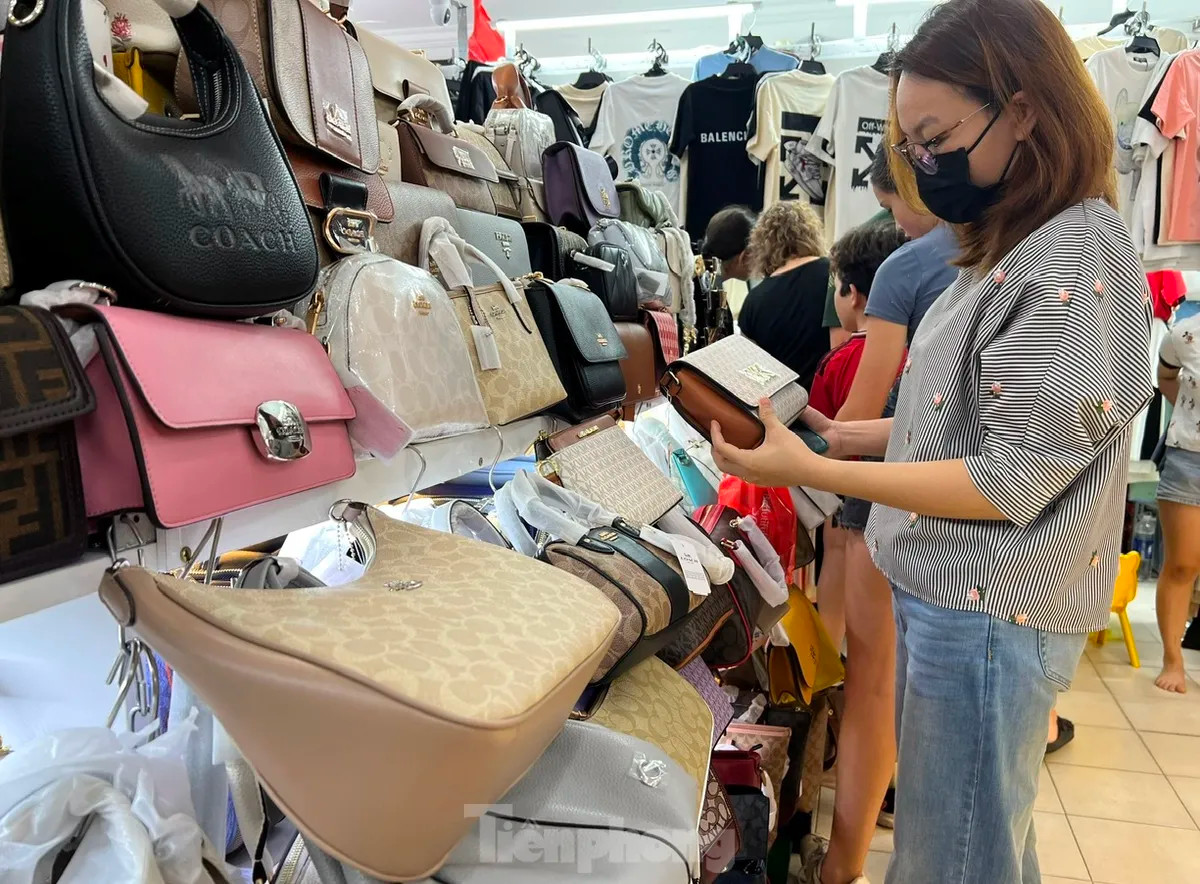Hàng hiệu nhái, giả được bày bán công khai tại nhiều "thiên đường mua sắm" ở TP. HCM. Tiểu thương cũng nói thẳng là hàng "99%" hoặc "fake loại 1", khách thích thì mua. (Ảnh: Uyên Phương) Hàng hiệu nhái, giả được bày bán công khai tại nhiều "thiên đường mua sắm" ở TP. HCM. Tiểu thương cũng nói thẳng là hàng "99%" hoặc "fake loại 1", khách thích thì mua. (Ảnh: Uyên Phương)