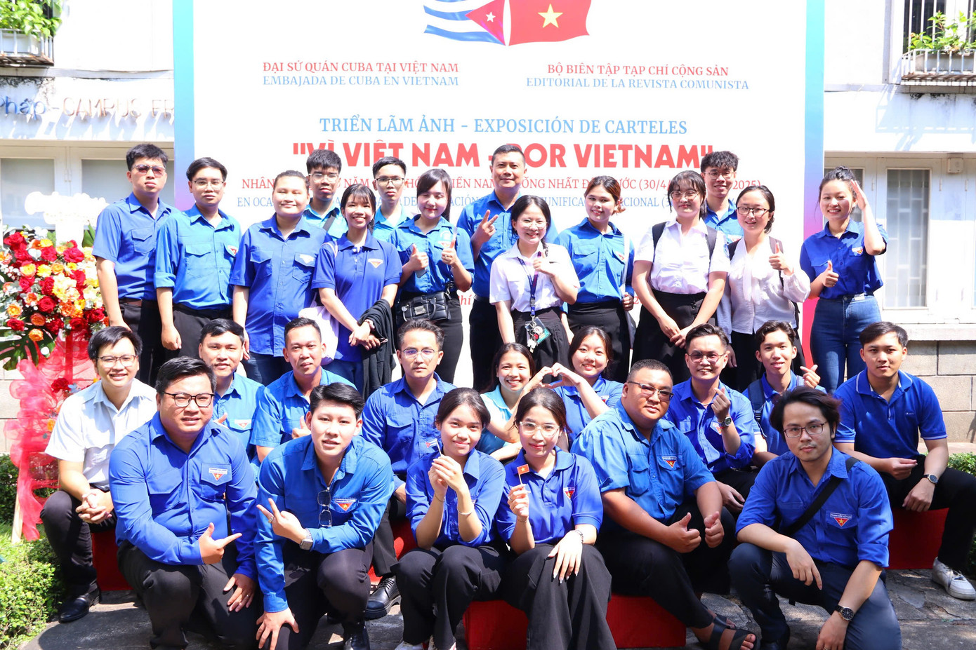 Các bạn đoàn viên, thanh niên tham dự triển lãm “Vì Việt Nam”.