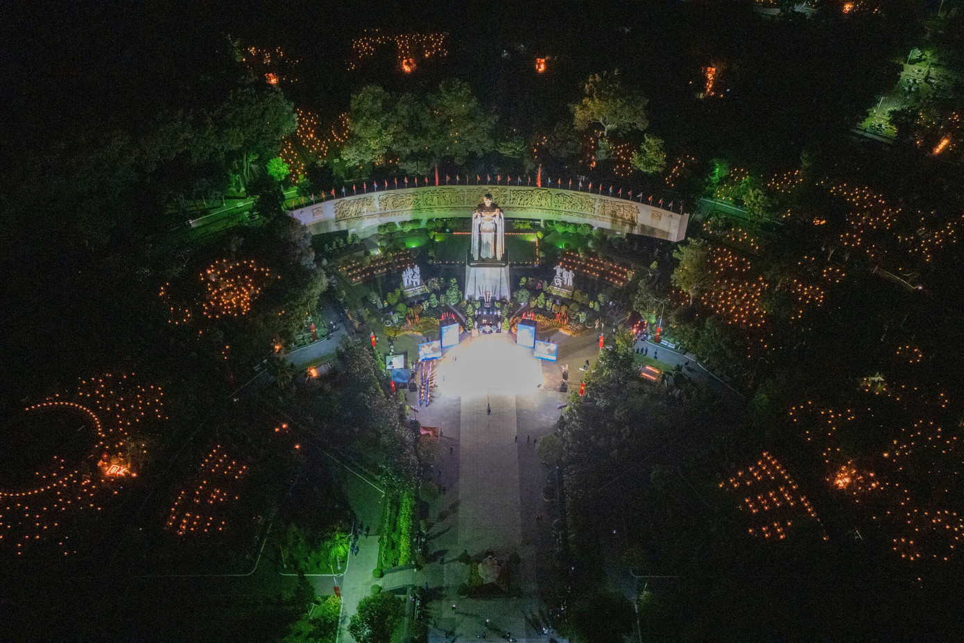 Toàn cảnh Nghĩa trang Liệt sĩ TP. HCM tối 28/4. (Ảnh: Hồng Nguyễn)