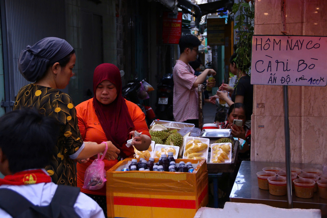 Bánh bột mì, các món chiên, nước sâm, cà ri Ấn Độ... rất nhiều món ăn trải dài khắp con hẻm để chiều lòng thực khách.