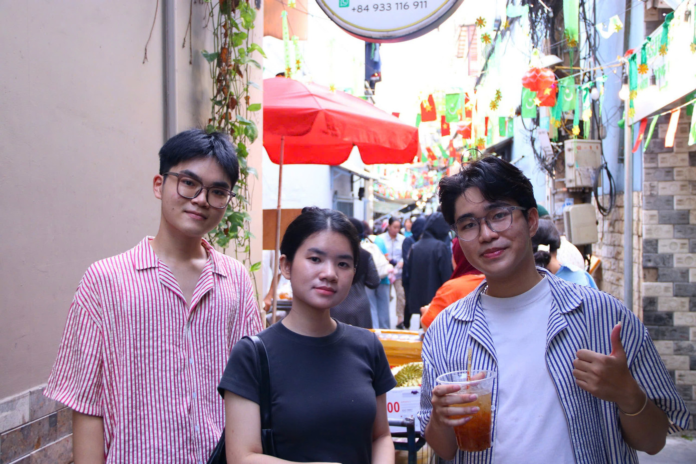 Nhóm bạn của Đức Anh cho biết, với 100.000 đồng, khi vào chợ, có thể mua được rất nhiều loại bánh.