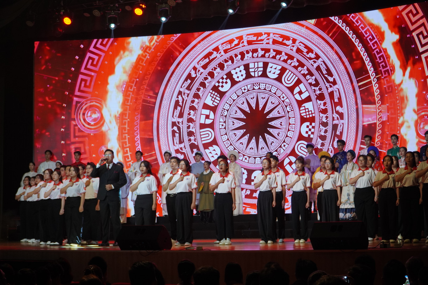 Trước đó, đoàn sinh viên tiêu biểu năm 2024 trường ĐH Văn Lang đã thể hiện sự quyết tâm, tiếp nối giá trị truyền thống, nhắc nhở các bạn sinh viên trong trường về giá trị cội nguồn, bản sắc văn hóa dân tộc.