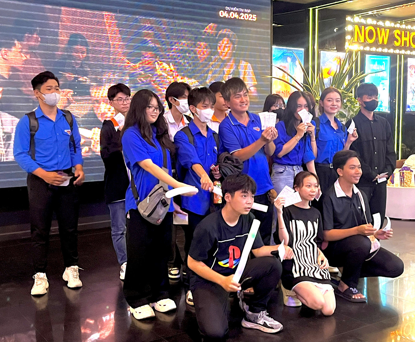 Các bạn trẻ hào hứng khi được xem phim. Các bạn trẻ hào hứng khi được xem phim.