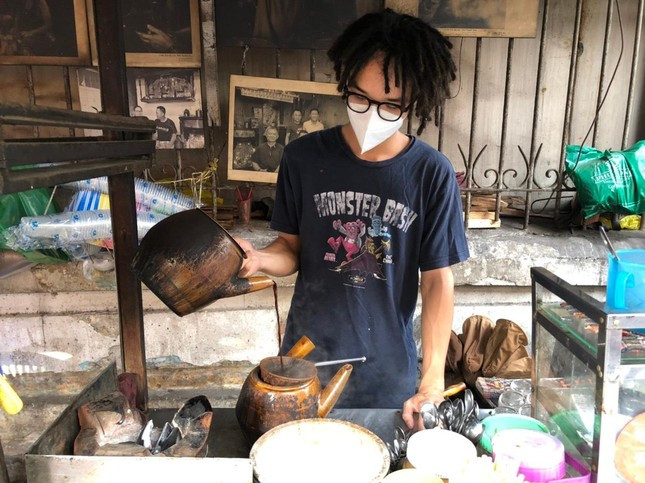 Các pha cà phê vợt truyền thống làm nhiều bạn trẻ thích thú. (Ảnh: Kim Anh) Các pha cà phê vợt truyền thống làm nhiều bạn trẻ thích thú. (Ảnh: Kim Anh)