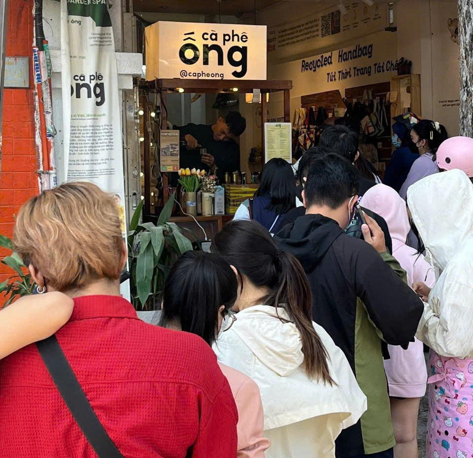 Nhiều bạn trẻ xếp hàng chờ mua phiên bản đặc biệt tại một quán bán cà phê ống tre ở (Q. 1, TP. HCM). (Ảnh: Mỹ Đình) Nhiều bạn trẻ xếp hàng chờ mua phiên bản đặc biệt tại một quán bán cà phê ống tre ở (Q. 1, TP. HCM). (Ảnh: Mỹ Đình)