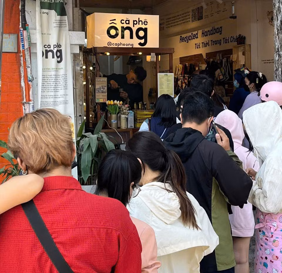 Nhiều bạn trẻ xếp hàng chờ mua phiên bản đặc biệt tại một quán bán cà phê ống tre ở (Q. 1, TP. HCM). (Ảnh: Mỹ Đình)