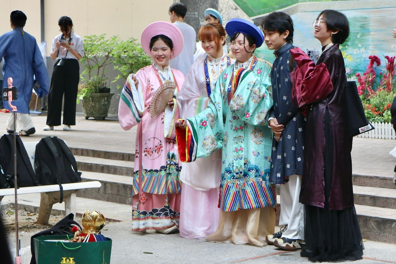 Với sự tham gia của 40 đơn vị thực hành văn hoá Việt Nam đến từ 3 miền Bắc - Trung - Nam, nhiều gian hàng khác nhau thuộc chủ đề văn hóa - dân tộc được bài trí khiến ngày hội càng trở nên thú vị hơn. Người tham gia được chiêm ngưỡng các khu triển lãm, trưng bày Việt phục, cổ vật, hiện vật văn hóa mang đậm dấu ấn lịch sử. Với sự tham gia của 40 đơn vị thực hành văn hoá Việt Nam đến từ 3 miền Bắc - Trung - Nam, nhiều gian hàng khác nhau thuộc chủ đề văn hóa - dân tộc được bài trí khiến ngày hội càng trở nên thú vị hơn. Người tham gia được chiêm ngưỡng các khu triển lãm, trưng bày Việt phục, cổ vật, hiện vật văn hóa mang đậm dấu ấn lịch sử.