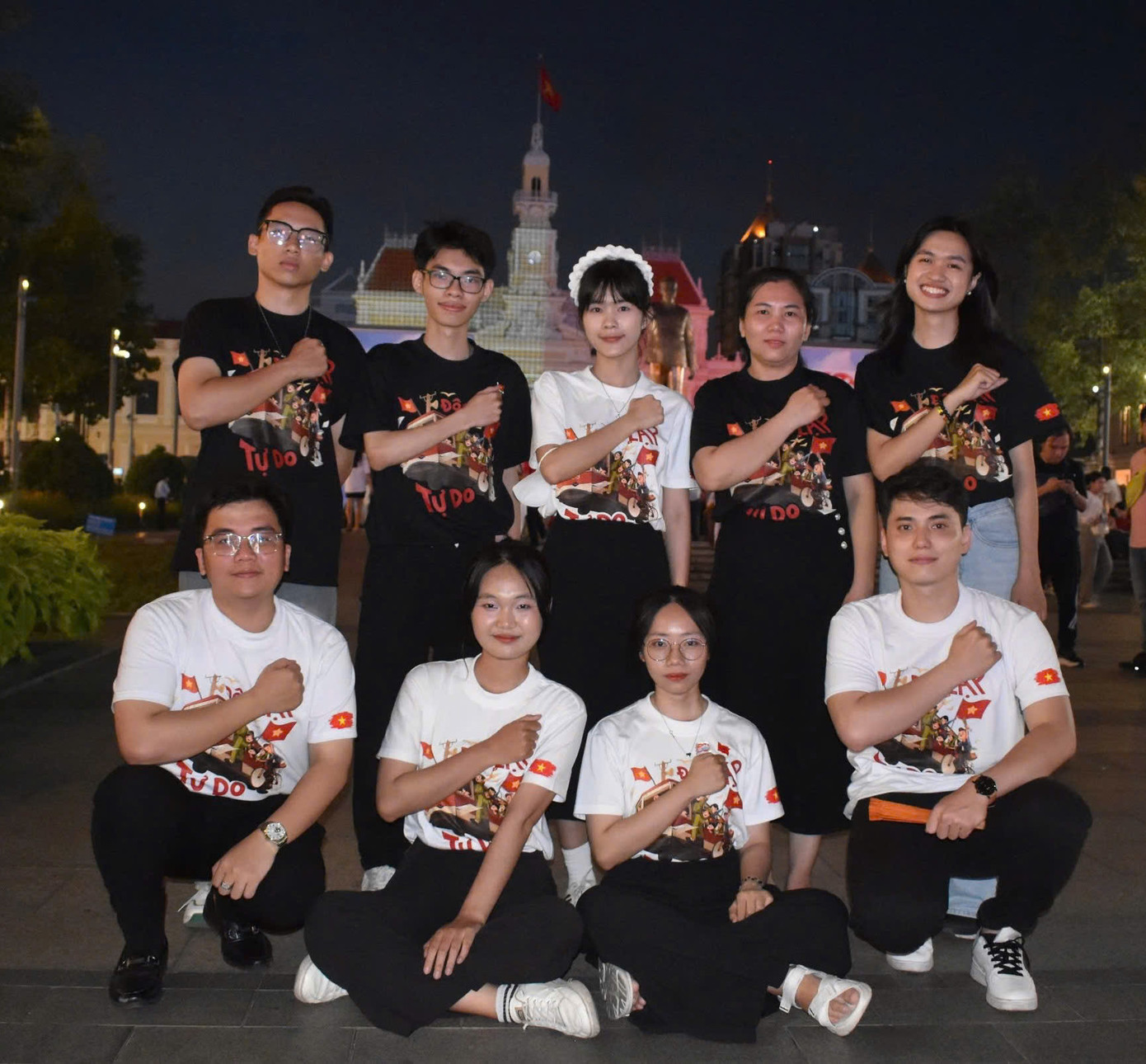 Nhóm bạn trẻ hòa vào không khí Đại lễ 30/4.