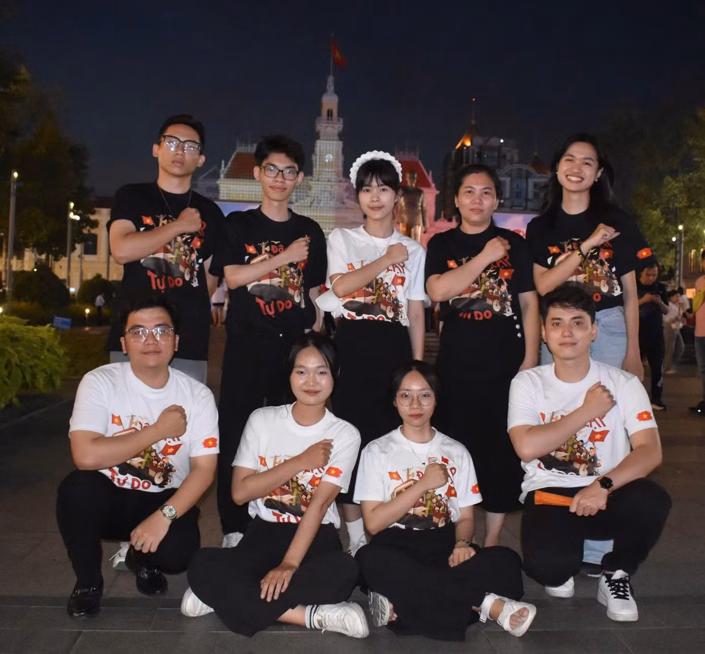 Nhóm bạn trẻ hòa vào không khí Đại lễ 30/4. Nhóm bạn trẻ hòa vào không khí Đại lễ 30/4.