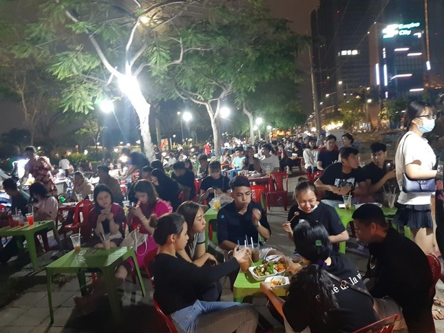 Công viên bờ sông Thủ Thiêm (TP. Thủ Đức, TP. HCM) buổi tối thường rất đông các bạn trẻ tập trung về tránh nóng. Công viên bờ sông Thủ Thiêm (TP. Thủ Đức, TP. HCM) buổi tối thường rất đông các bạn trẻ tập trung về tránh nóng.