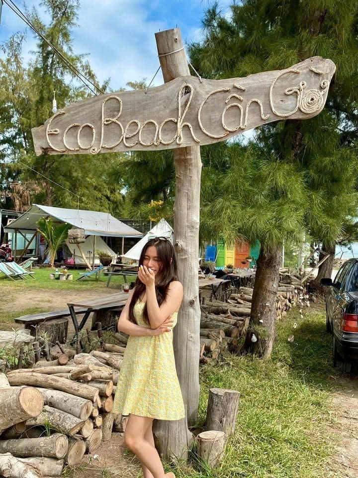 Nhiều khu vui chơi như Eco Beach tại Cần Giờ thu hút bạn trẻ đến trải nghiệm, với chi phí từ 500.000 đồng/người.