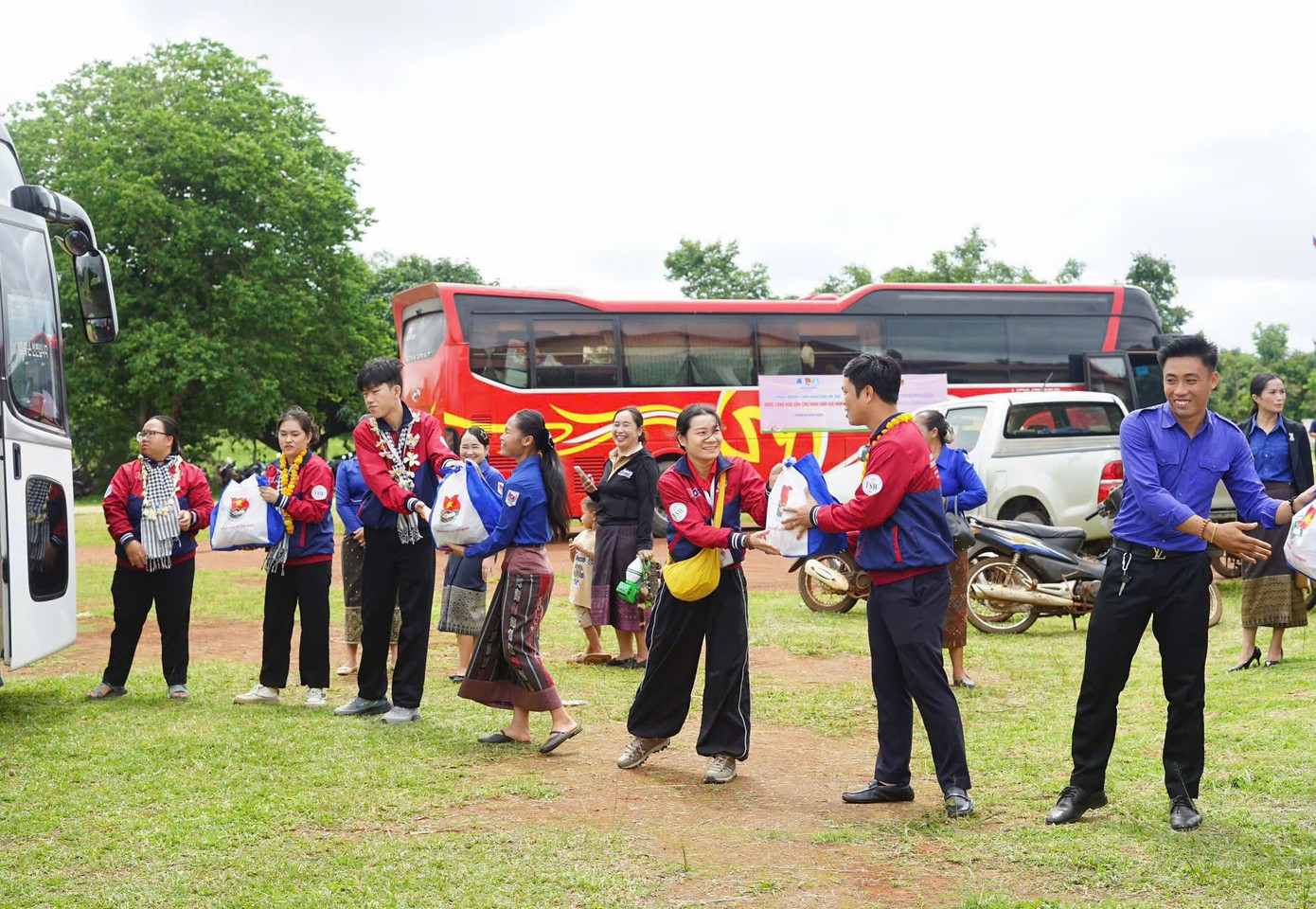 Đội hình Tình nguyện Hè TP. HCM trao tặng quà tại tỉnh Salavan. (Ảnh: Thành Đoàn TP. HCM)