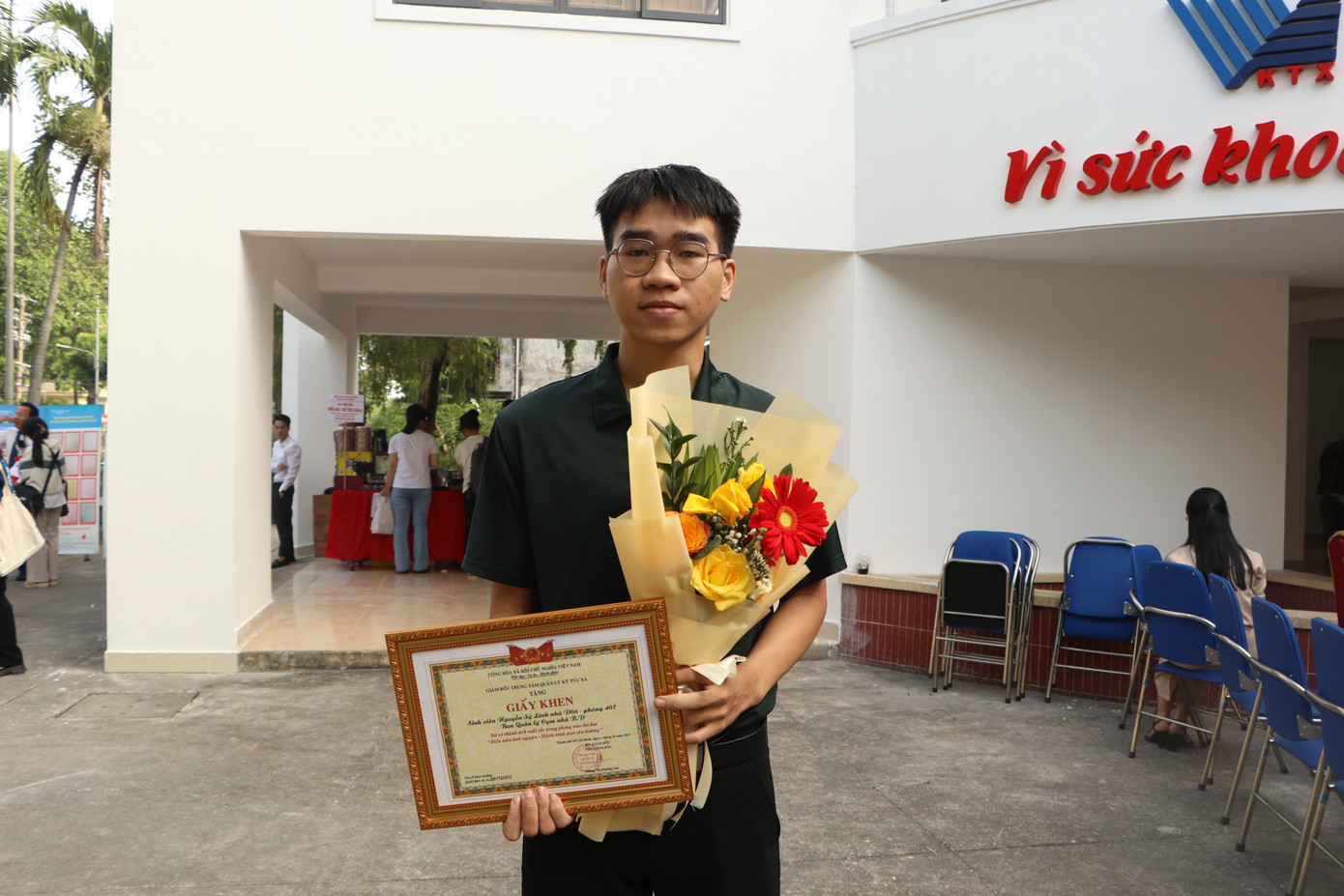 Nguyễn Sỹ Linh - một trong những sinh viên có thành tích xuất sắc trong phong trào “Hiến máu tình nguyện - Hành trình trao yêu thương”. Nguyễn Sỹ Linh - một trong những sinh viên có thành tích xuất sắc trong phong trào “Hiến máu tình nguyện - Hành trình trao yêu thương”.