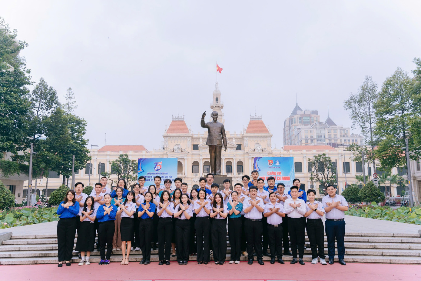 Các đại biểu cùng chụp hình trước Tượng đài Chủ tịch Hồ Chí Minh tại Phố đi bộ Nguyễn Huệ (Q. 1). Các đại biểu cùng chụp hình trước Tượng đài Chủ tịch Hồ Chí Minh tại Phố đi bộ Nguyễn Huệ (Q. 1).