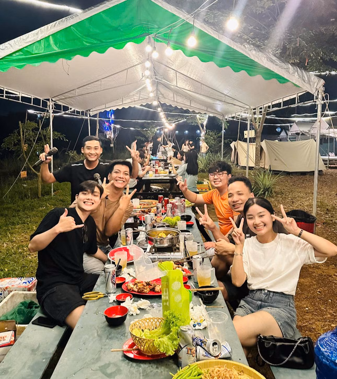 Bữa tiệc ấm cúng bên bạn bè tại Chick Garden - Cắm trại Hồ Trị An, nơi những khoảnh khắc vui vẻ và gắn kết trở nên thật đáng nhớ.
