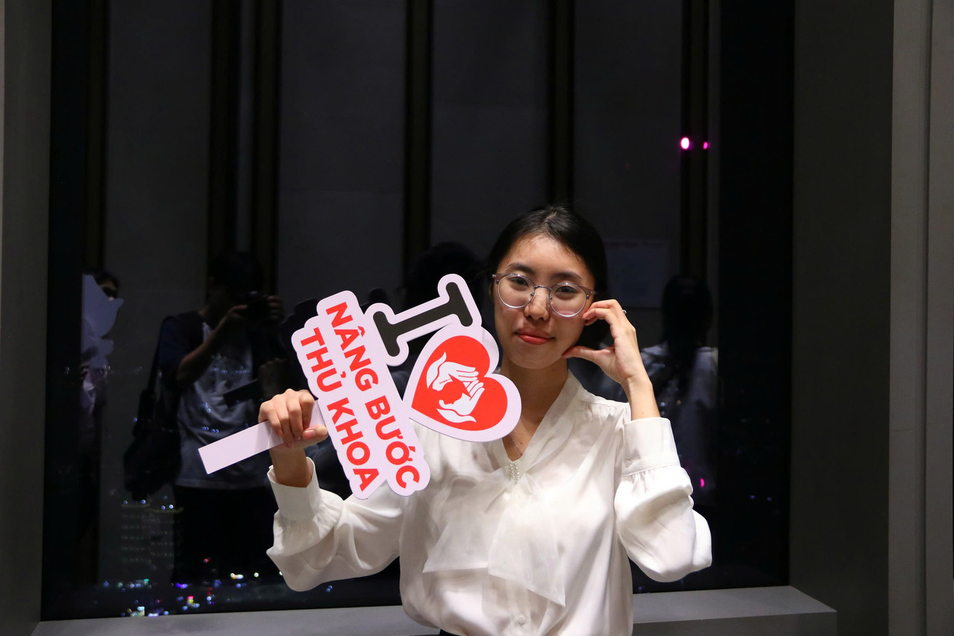 Trương Hải Ny tranh thủ lưu giữ những khoảnh khắc tại đây. Hải Ny chia sẻ: “Đây là lần đầu tiên mình được đứng ở độ cao và ngắm cảnh như vậy, khung cảnh rất là hoa lệ rất khác ở quê mình. Nhìn thấy cảnh thành phố, mình mong là tương lai bản thân có thể tự mình đưa cả gia đình đến đây và ngắm nhìn&quot;. (Ảnh: Duy Anh)