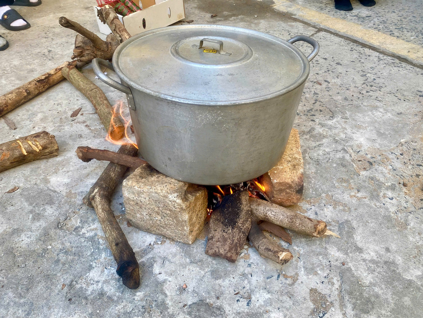 Sau khi gói xong bánh, các bạn sinh viên cùng luộc bánh.