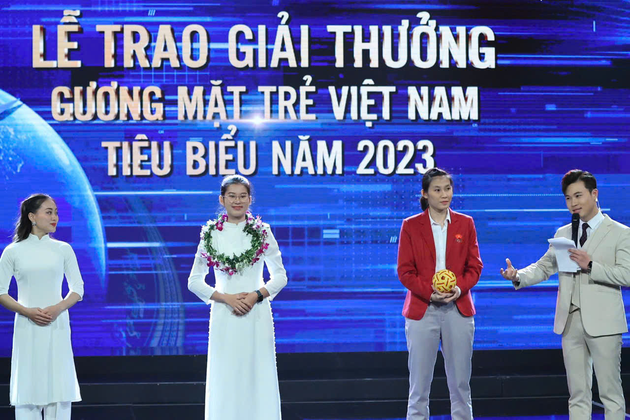 Trần Thị Ngọc Yến (áo đỏ) là một trong 9 'Gương mặt trẻ triển vọng Việt Nam' năm 2023. (Ảnh NVCC) Trần Thị Ngọc Yến (áo đỏ) là một trong 9 'Gương mặt trẻ triển vọng Việt Nam' năm 2023. (Ảnh NVCC)