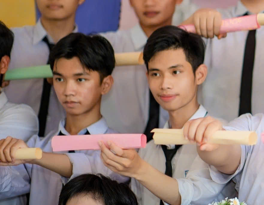 Thiện Nhân (trái) vẫn đang nỗ lực cho ước mơ của mình. (Ảnh: NVCC)