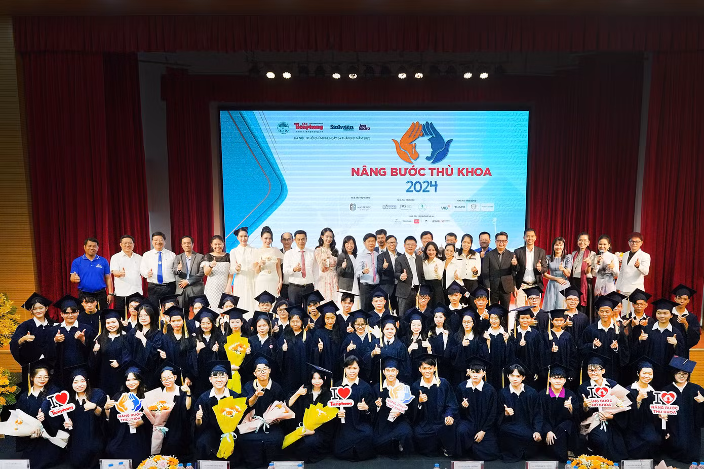 65 sinh viên nhận học bổng 'Nâng bước thủ khoa 2024' cùng chụp ảnh với Ban Tổ chức và các khách mời tham dự chương trình. 65 sinh viên nhận học bổng 'Nâng bước thủ khoa 2024' cùng chụp ảnh với Ban Tổ chức và các khách mời tham dự chương trình.