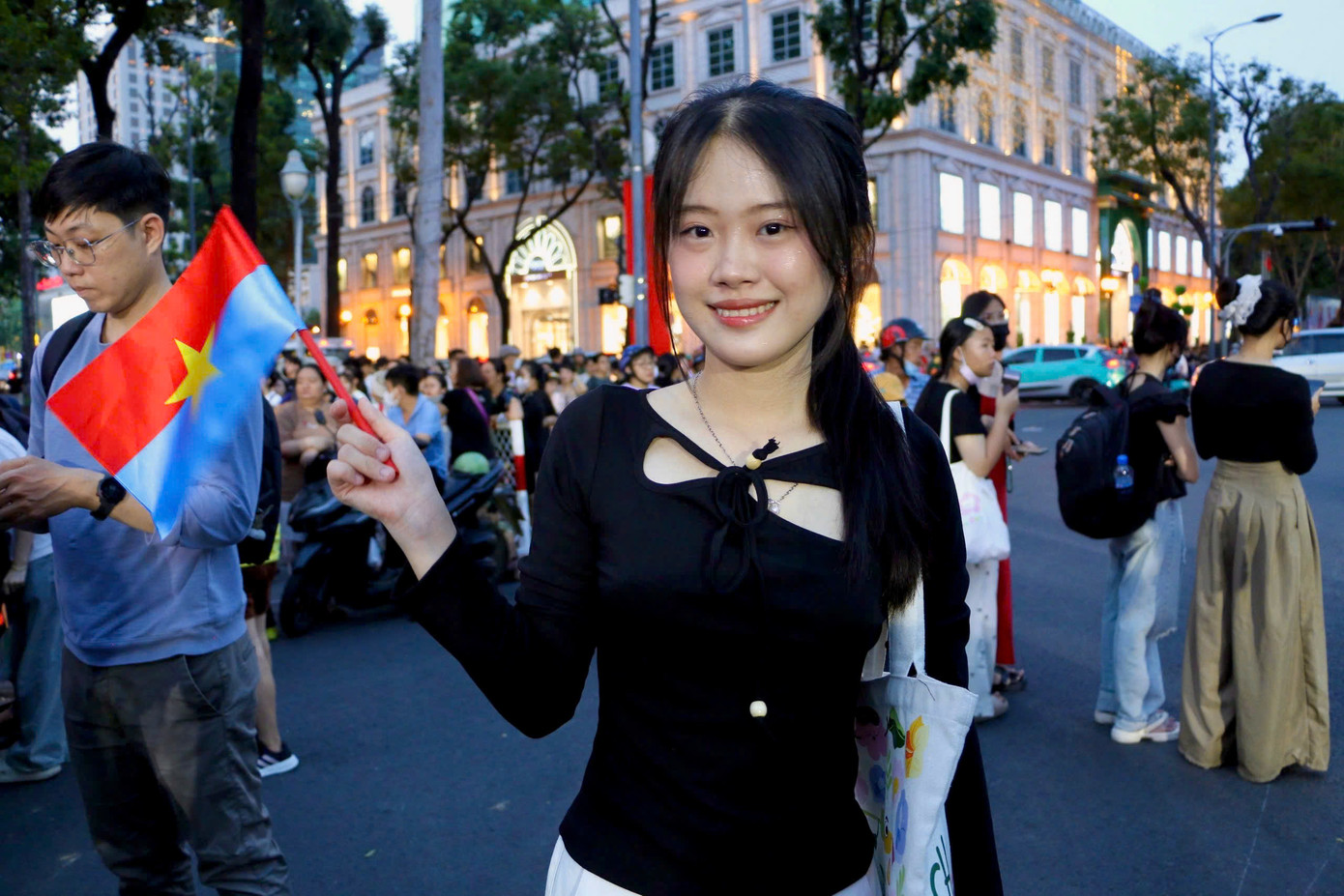 Yến Nhi có mặt từ rất sớm tại khu vực Dinh Độc Lập, trên tay cầm lá cờ, háo hức chờ đợi buổi hợp luyện bắt đầu.